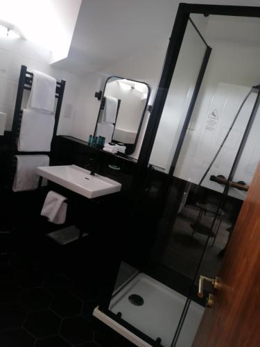 Un baño de The Elvetham Hotel
