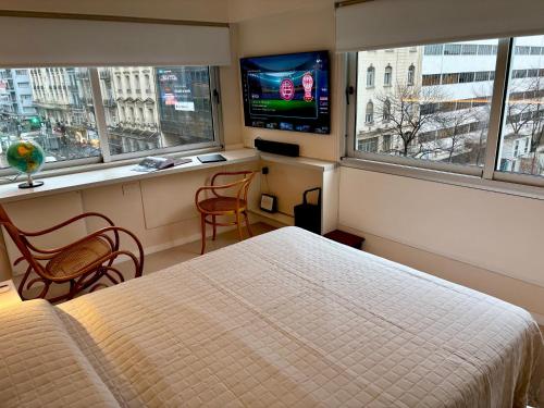 a bedroom with a bed and a flat screen tv at Moderno departamento con garage para autos en el corazón de Buenos Aires in Buenos Aires