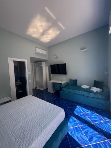 a bedroom with a bed and a couch at De Riso Rooms in Maiori