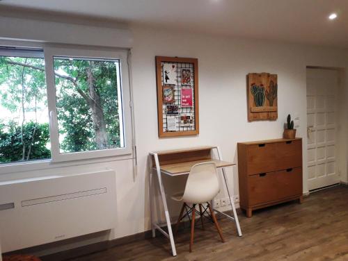 a room with a desk and a window and a chair at Villa Pillapi in Céret