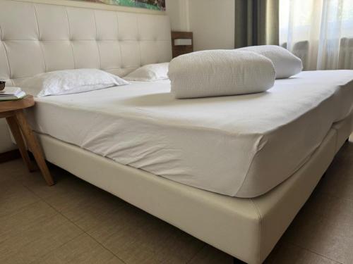 Una cama o camas en una habitación de Monte Generoso Rooms