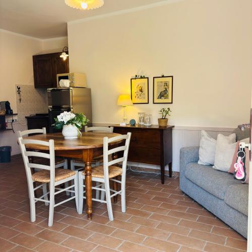 a living room with a table and a couch at La Magnolia come a casa tua in Arrone