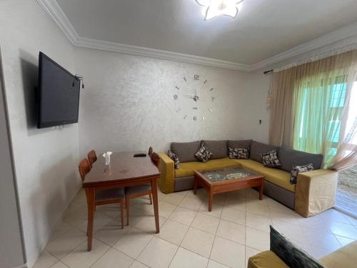 TV o dispositivi per l'intrattenimento presso appartement Anna 2 chambres et salon balcons de avec piscine bien situé au centre de oued laou