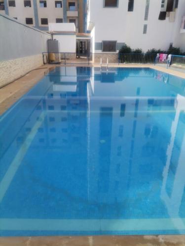 Piscina di appartement Anna 2 chambres et salon balcons de avec piscine bien situé au centre de oued laou o nelle vicinanze