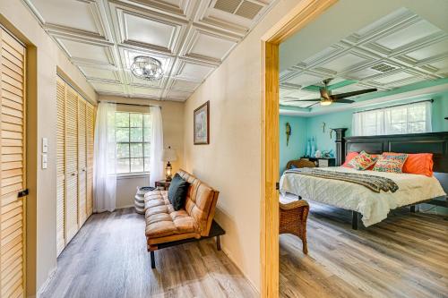 Katil atau katil-katil dalam bilik di Easy I-30 Access Cozy Texarkana Apt with Essentials