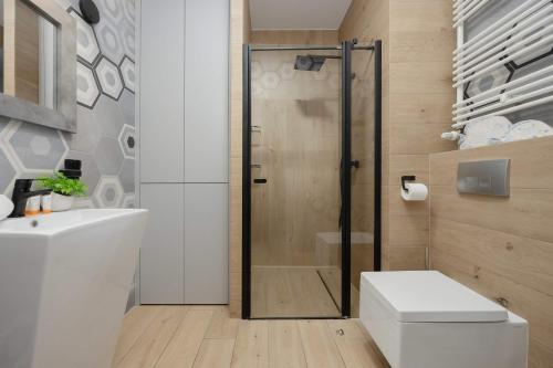 Foto Metro Wola Apartment with Parking & AC next to Warsaw Rising Museum by Noclegi Renters 6