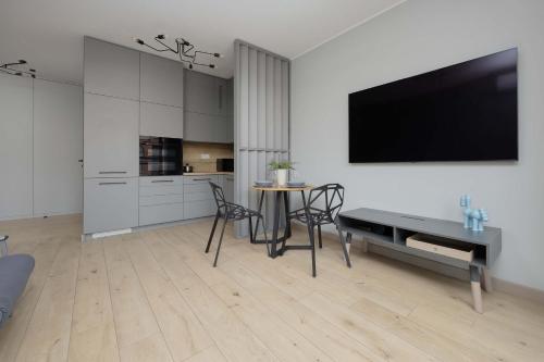 Foto Metro Wola Apartment with Parking & AC next to Warsaw Rising Museum by Noclegi Renters 3