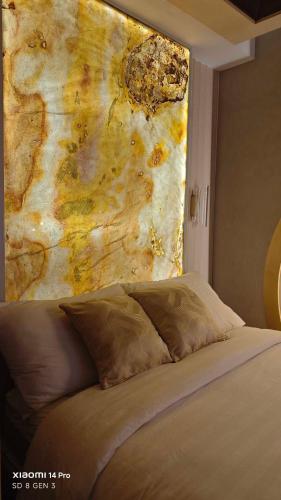 Ένα ή περισσότερα κρεβάτια σε δωμάτιο στο Golden Luxe Staycation Studio