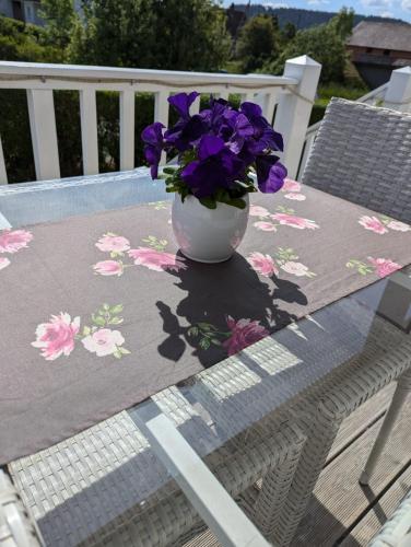 a table with a vase filled with flowers on it at Haus Grünewald Unsleben in Unsleben