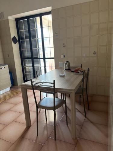 a table and chairs in a room with a kitchen at Il rifugio del viaggiatore in San Giorgio a Liri