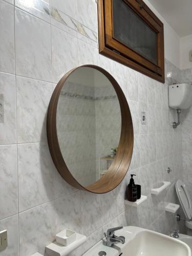 a bathroom with a sink and a mirror at Il rifugio del viaggiatore in San Giorgio a Liri