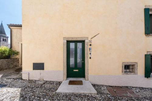 a green door on the side of a building at b&b casa largo la piazzola in Vittorio Veneto