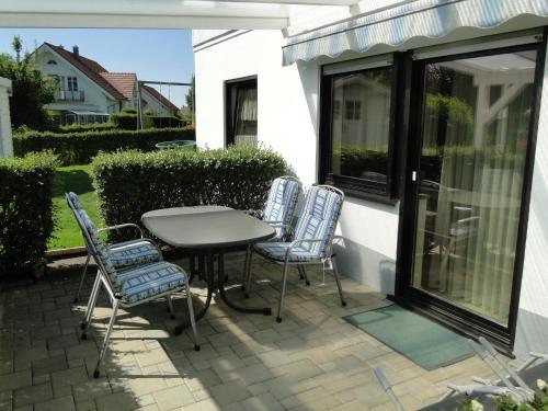 a patio with a table and chairs and a window at 3 Sterne Gästehaus Zollerblick in Zimmern