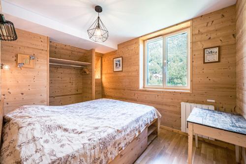 En eller flere senge i et værelse på Breizh Chalet - 14 personnes