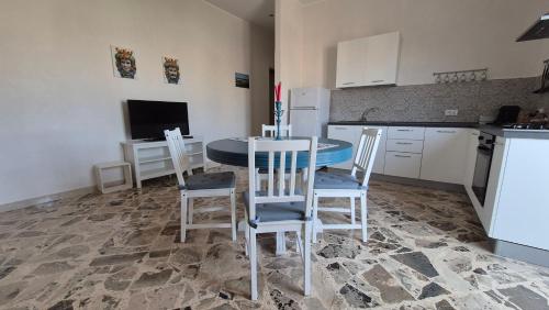 a kitchen with a table and chairs in a room at Angolo del Mare - Case Libeccio e Blu Marino in Favignana