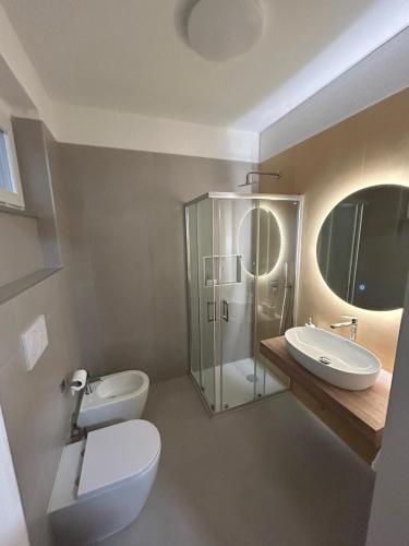 a bathroom with a toilet and a sink and a shower at Mater in Capilungo
