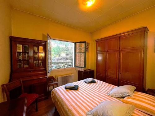 une chambre avec un lit et une fenêtre dans l'établissement La petite maison du Moulleau, à Arcachon