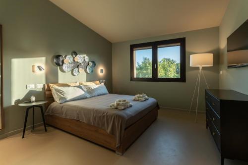 a bedroom with a large bed and a window at Isola Degli Angeli in Figline Valdarno