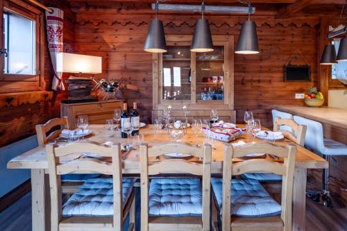 Χώρος καθιστικού στο Meribel Les Allues Ski Chalet with beautiful views