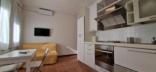 a small kitchen with a table and a table and a dining room at Appartamento King a Gattatico Centro in Praticello di Gattatico