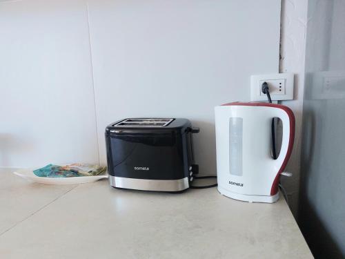 two coffees and a toaster sitting on a kitchen counter at Casco historico La Serena in La Serena