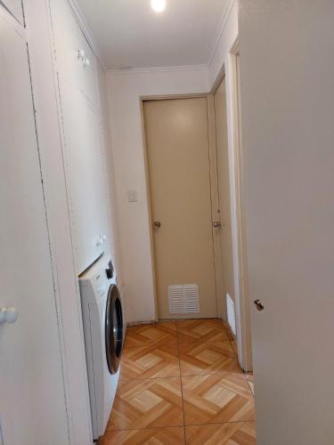 a laundry room with a washing machine and a door at Casco historico La Serena in La Serena