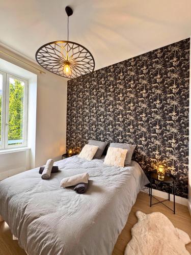 a bedroom with a large bed with a black wall at Vue Odet - calme & lit Queen Size à Quimper in Quimper
