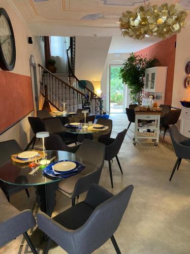 un ristorante con tavoli e sedie e una scala di Blu Oltremare camere bijoux a Varazze