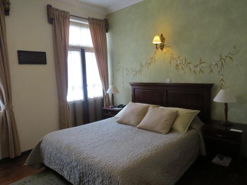 Una cama o camas en una habitación de Hotel Casa San Rafael