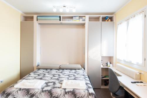 a small bedroom with a bed and a desk at Fra Cielo e Mare - Private parking & Wi-Fi in Castellaro