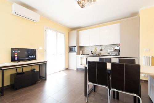 a kitchen with a table and chairs in a room at Fra Cielo e Mare - Private parking & Wi-Fi in Castellaro