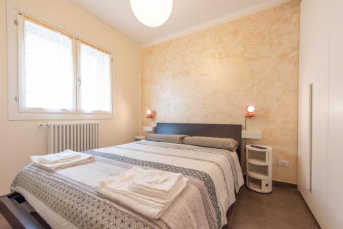 a bedroom with two beds and a window at Fra Cielo e Mare - Private parking & Wi-Fi in Castellaro