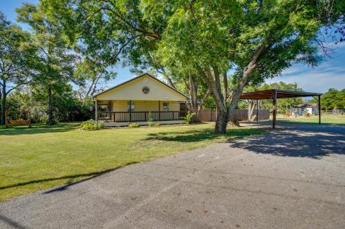 Taman di luar Peace, Space and Starry Nights Ranch Home in Azle