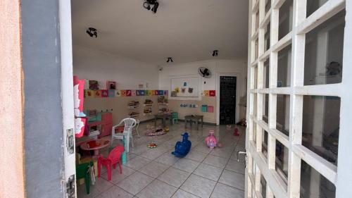 una stanza con una classe con tavoli e sedie di Seu lar perfeito fora de casa Prox ao Shopping Iguatemi a Sorocaba