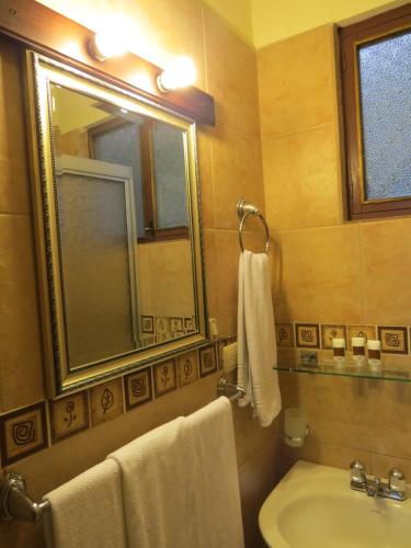 A bathroom at Hotel Casa San Rafael