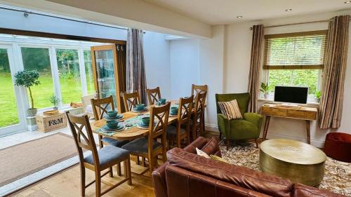EythorneにあるWisteria Lodge, beautiful home in a great locationのテーブルとソファのあるリビングルーム