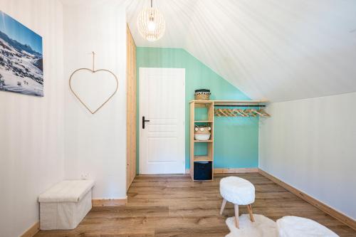 a room with a white door and a white chair at Charmant Duplex Au Pied Des Pistes in Albiez-Montrond