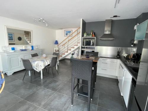 une cuisine avec une table et une salle à manger dans l'établissement 