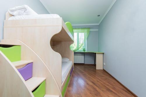 a small room with a bunk bed and a desk at Seven Apartments 66 in Vyshneve
