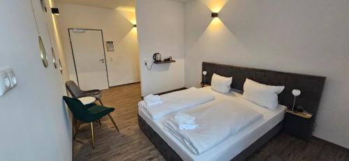 Una cama o camas en una habitación de My Wolly Hostel Füssen