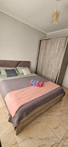 a bedroom with a large bed with a pink blanket at Dava&Davi in Ureki