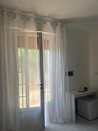 a room with a door with a window and a desk at Mater in Capilungo