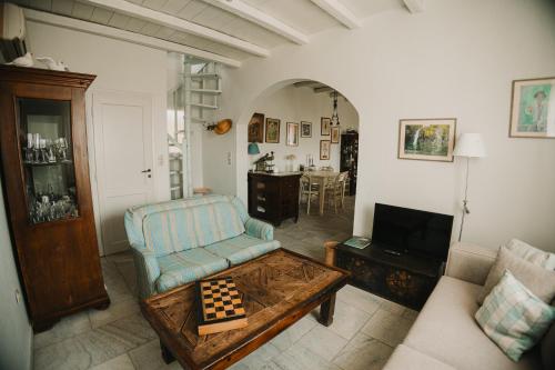 a living room with a couch and a table at Dinora Villa in Agios Ioannis Tinos