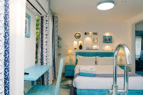 Ένα ή περισσότερα κρεβάτια σε δωμάτιο στο Bleu by The Prime Escape