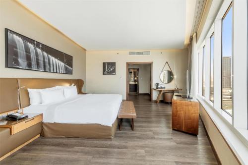 Un ou plusieurs lits dans un hébergement de l'établissement Radisson Blu Hotel, Dubai Canal View