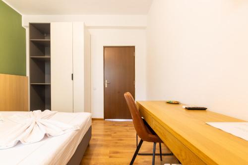 a room with a desk with a bed and a chair at Vila Select in Techirghiol