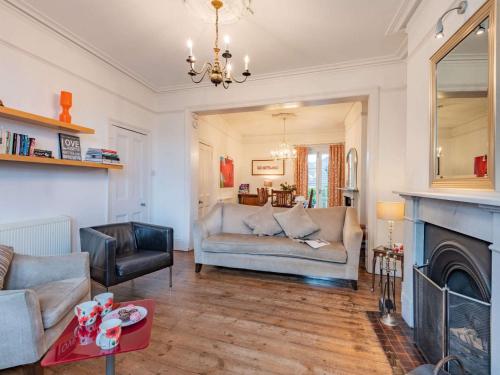 Ruang duduk di 5 Bed in Swanage DC060