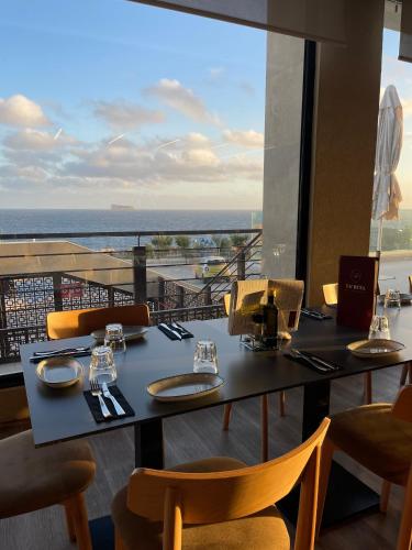 ein Esszimmer mit Blick auf das Meer in der Unterkunft R Lapsi Guesthouse in Siġġiewi