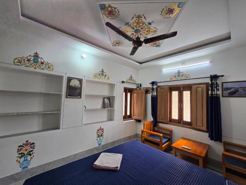 a room with a bed and a ceiling at little Princess Guest House in Bikaner