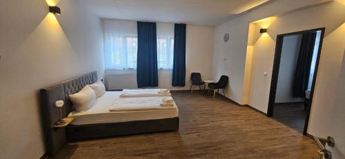 Una cama o camas en una habitación de My Wolly Hostel Füssen